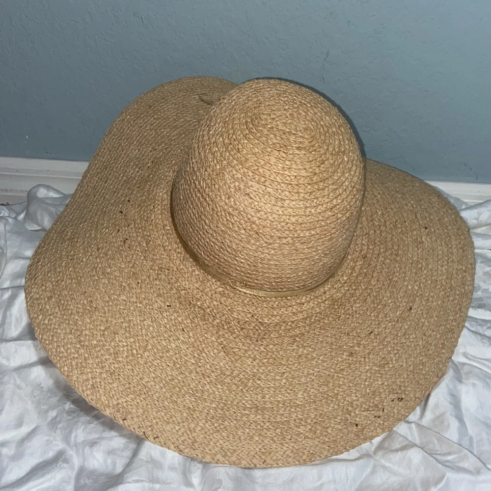 Like new Hat Attack New York 6.25” Brim w/Gold Metallic Leather Strip Band